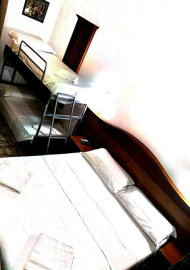 Guesthouse Alex II ローマ エクステリア 写真